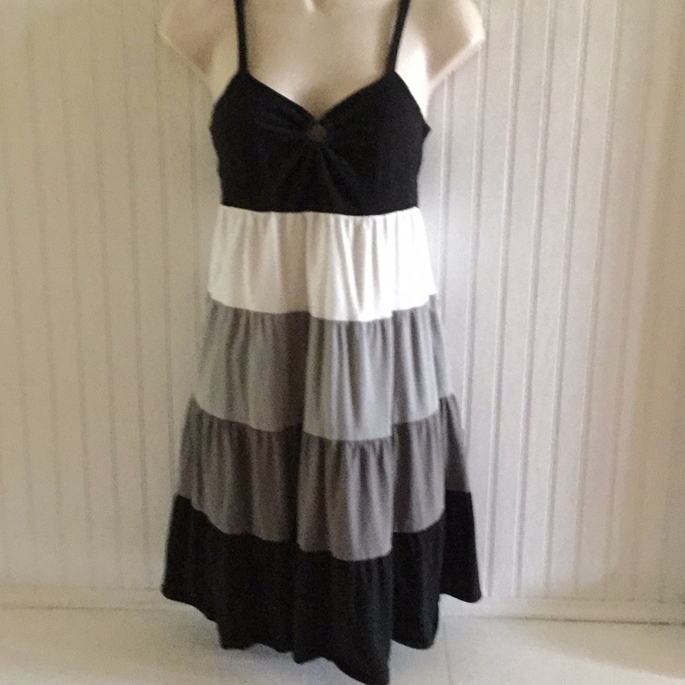 EUC Black, white & gray sundress w/circle detail